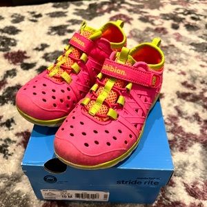 STRIDE RITE M2P Phibian/Pink Girls Water Shoes Size 10M Worn a few times.